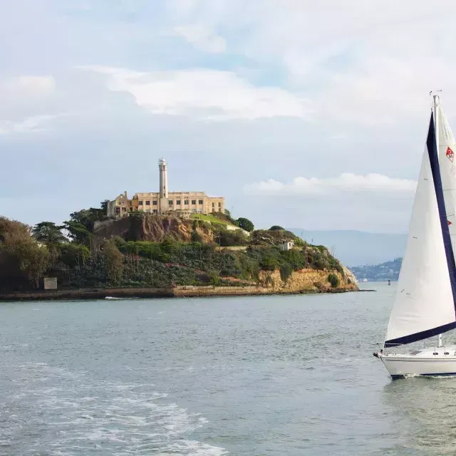 Un velero pasa frente a la isla de Alcatraz en 威尼斯人官网平台app.